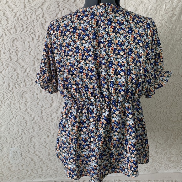 ❌SOLD❌SHEIN Ditzy Floral Top - Picture 4 of 6